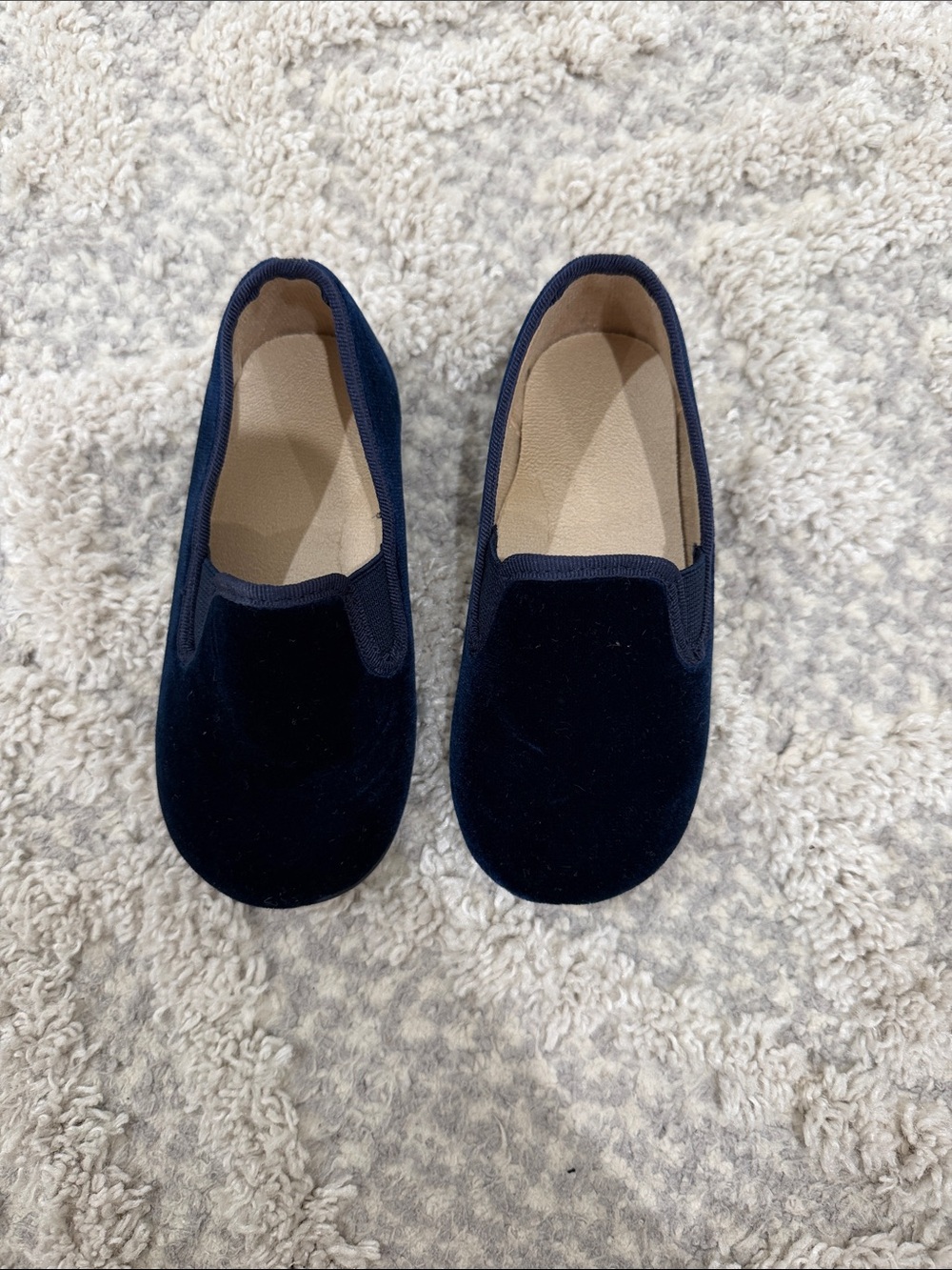 petite plume Kids Velvet Slip-On Dress Shoes in Navy